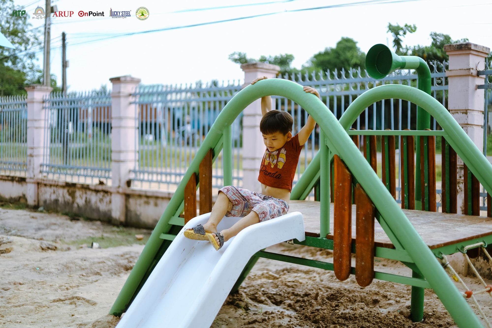Sân Chơi Cầu Vồng: Nơi chắp cánh hy vọng và ước mơ tuổi thơ cho trẻ em nghèo- Ảnh 2. Sân Chơi Cầu Vồng: Nơi chắp cánh hy vọng và ước mơ tuổi thơ cho trẻ em nghèo- Ảnh 2.