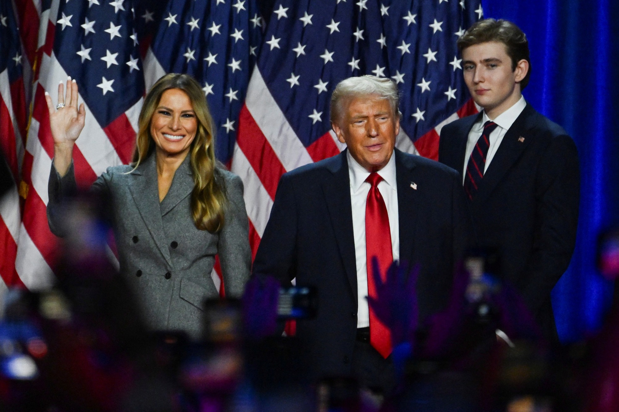 Hàng triệu người ngỡ ngàng trước hình ảnh bóng lưng của "cậu út" Barron Trump- Ảnh 3.