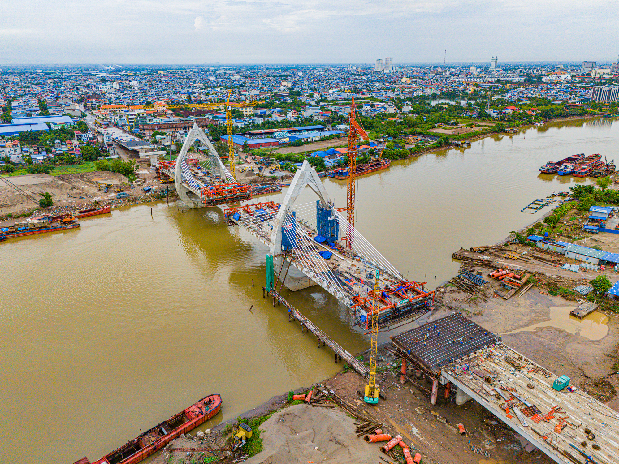 Ngắm cây cầu dây văng hình búp sen ở Nam Định, trị giá 1.200 tỷ, chuẩn bị được thông xe trong vài tháng tới- Ảnh 3.