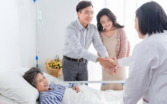 Cho người vô gia cư chiếc áo, 30 năm sau tôi đang nguy kịch thì ông ta đến thăm, tặng món quá cứu cuộc đời tôi- Ảnh 2.