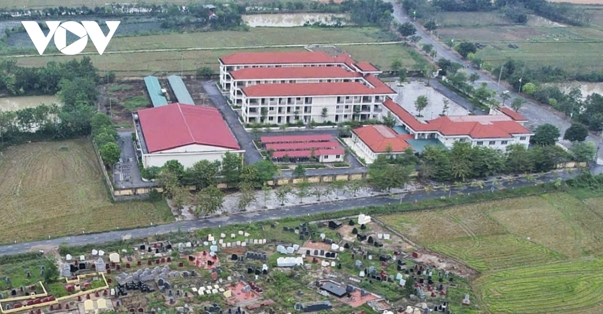 Vì sao phụ huynh phản đối cho con học ở trường mới xây hơn 100 tỷ ở Vĩnh Phúc?- Ảnh 1.