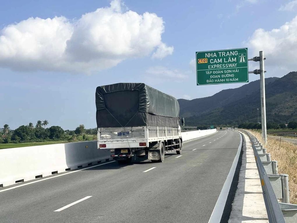 Sau cao tốc Nghi Sơn – Diễn Châu, thêm 2 tuyến đường phải xóa dòng chữ "Đường Sơn Hải bảo hành 10 năm"- Ảnh 2.