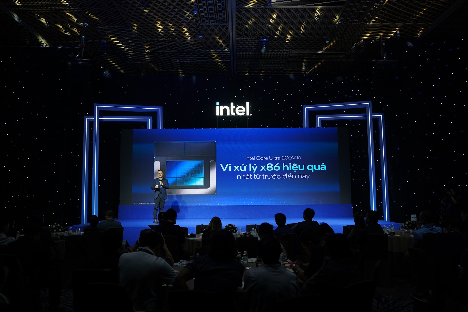 Intel ra mắt dòng vi xử lý Core Ultra (Series 2) tại Việt Nam: Tiết kiệm điện, khả năng xử lý AI mạnh mẽ- Ảnh 1.