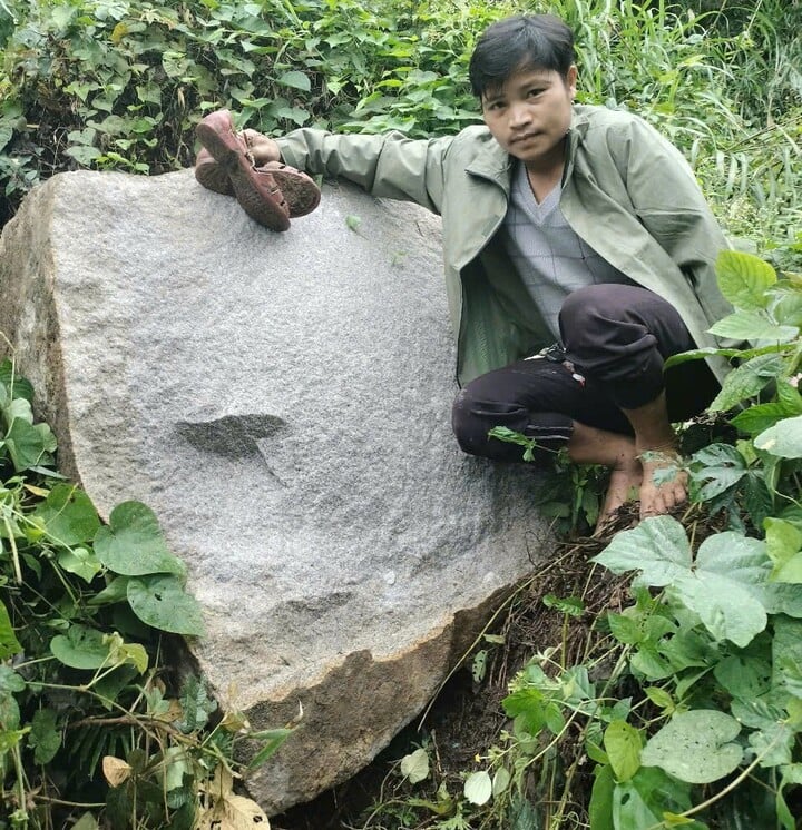 Hàng chục tảng đá lớn lăn xuống ngôi làng ở Quảng Nam sau động đất- Ảnh 3. Hàng chục tảng đá lớn lăn xuống ngôi làng ở Quảng Nam sau động đất- Ảnh 3.