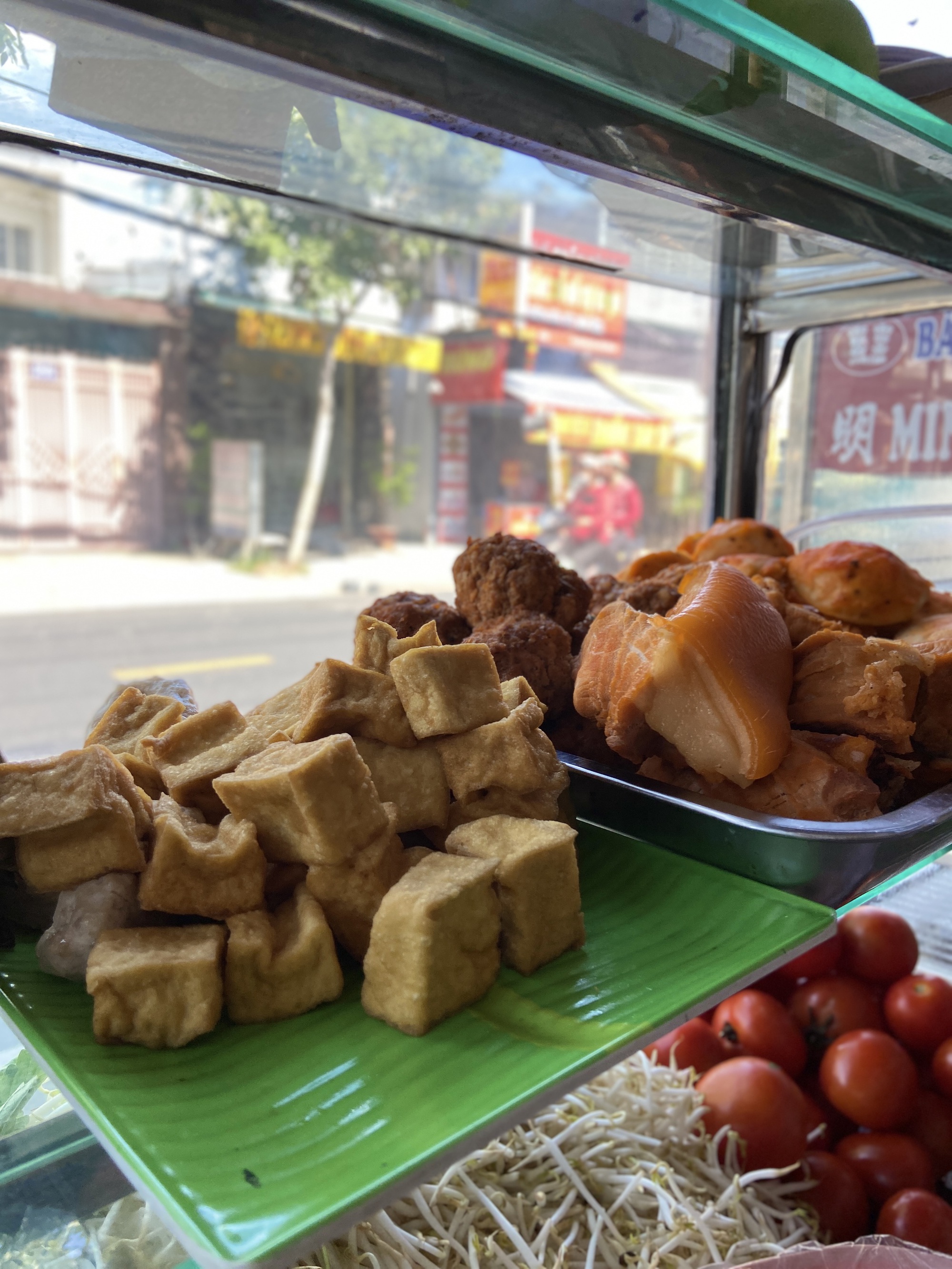Thấy Hà Nội có phở treo, bà chủ ở Sài Gòn cũng treo bún ở quán, dân tình vỗ tay: Ai cũng "bắt chước" kiểu này thì hay!- Ảnh 6. Thấy Hà Nội có phở treo, bà chủ ở Sài Gòn cũng treo bún ở quán, dân tình vỗ tay: Ai cũng "bắt chước" kiểu này thì hay!- Ảnh 6.