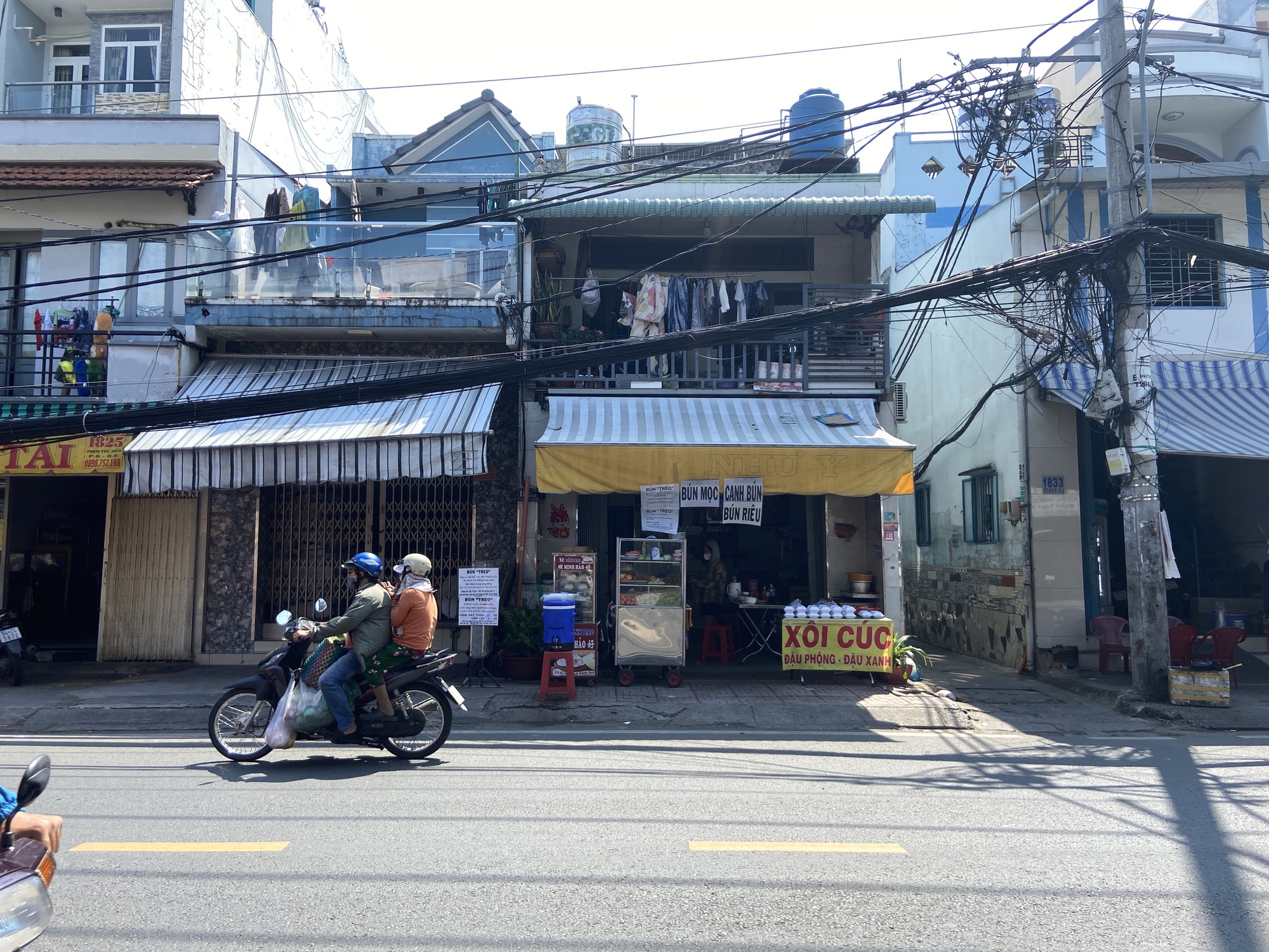 Thấy Hà Nội có phở treo, bà chủ ở Sài Gòn cũng treo bún ở quán, dân tình vỗ tay: Ai cũng "bắt chước" kiểu này thì hay!- Ảnh 1. Thấy Hà Nội có phở treo, bà chủ ở Sài Gòn cũng treo bún ở quán, dân tình vỗ tay: Ai cũng "bắt chước" kiểu này thì hay!- Ảnh 1.