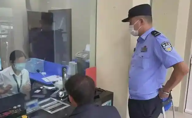 Có 17,5 tỷ đền bù đất, người đàn ông mang hết đi gửi tiết kiệm, đến hạn 1 năm ngân hàng thông báo: "Anh không thể rút số tiền này"- Ảnh 1. Có 17,5 tỷ đền bù đất, người đàn ông mang hết đi gửi tiết kiệm, đến hạn 1 năm ngân hàng thông báo: "Anh không thể rút số tiền này"- Ảnh 1.