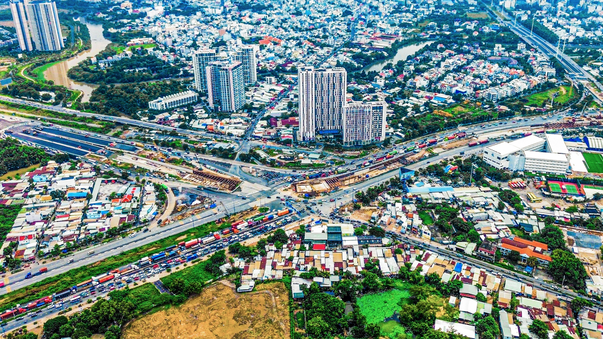 Nút giao có sáu cây cầu, hai hầm chui, trị giá 3.400 tỷ dần lộ rõ hình hài, sẽ hoàn thành sau một năm nữa- Ảnh 2.