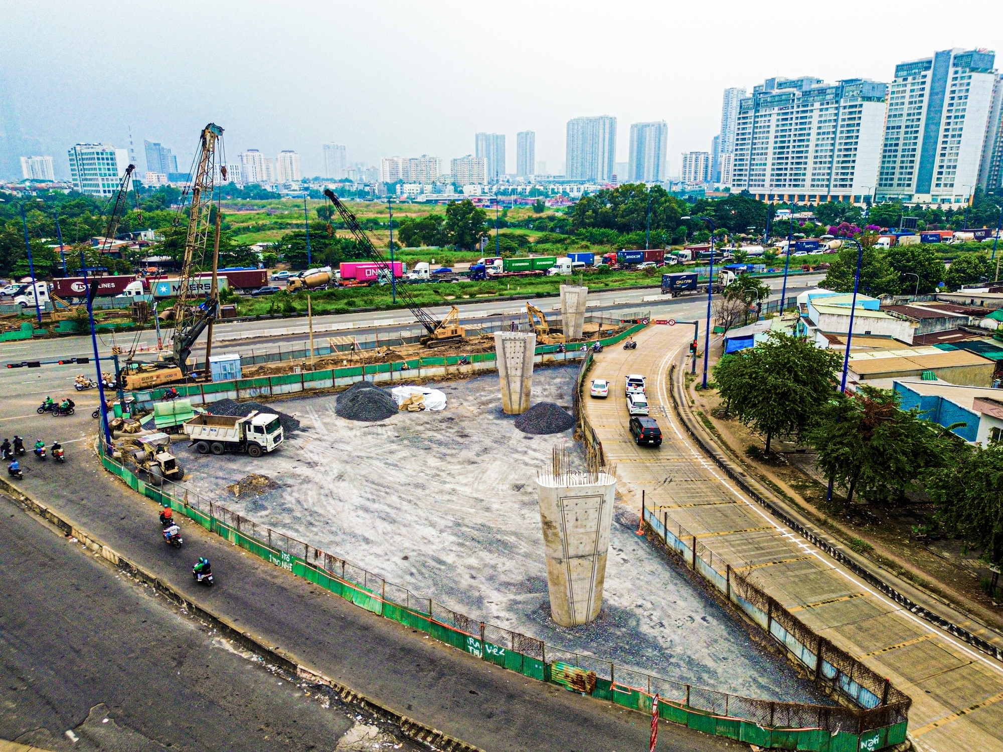 Nút giao có sáu cây cầu, hai hầm chui, trị giá 3.400 tỷ dần lộ rõ hình hài, sẽ hoàn thành sau một năm nữa- Ảnh 6.