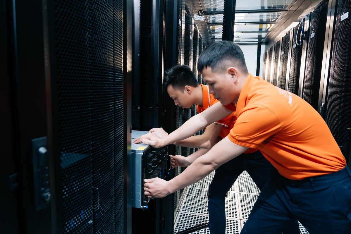 Cận cảnh hàng ngàn siêu chip NVIDIA tại Nhà máy AI đầu tiên của Việt Nam- Ảnh 10.