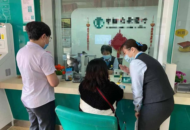 Quyết không cho người phụ nữ rút tiền, nhân viên ngân hàng chẳng những không bị phạt mà còn được khen thưởng- Ảnh 1. Quyết không cho người phụ nữ rút tiền, nhân viên ngân hàng chẳng những không bị phạt mà còn được khen thưởng- Ảnh 1.