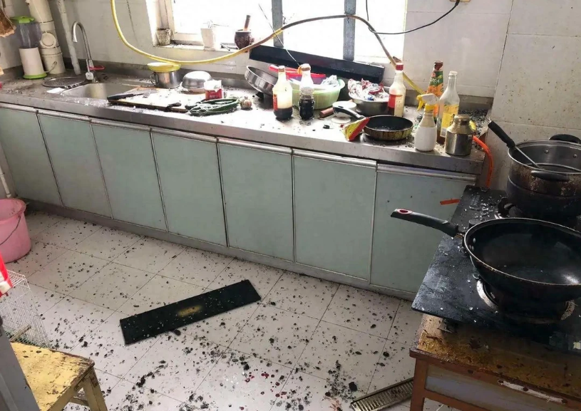 Một người bất cẩn, cả nhà chịu hậu họa: 9 nguy hiểm trong bếp nhất định phải tránh xa- Ảnh 1. Một người bất cẩn, cả nhà chịu hậu họa: 9 nguy hiểm trong bếp nhất định phải tránh xa- Ảnh 1.