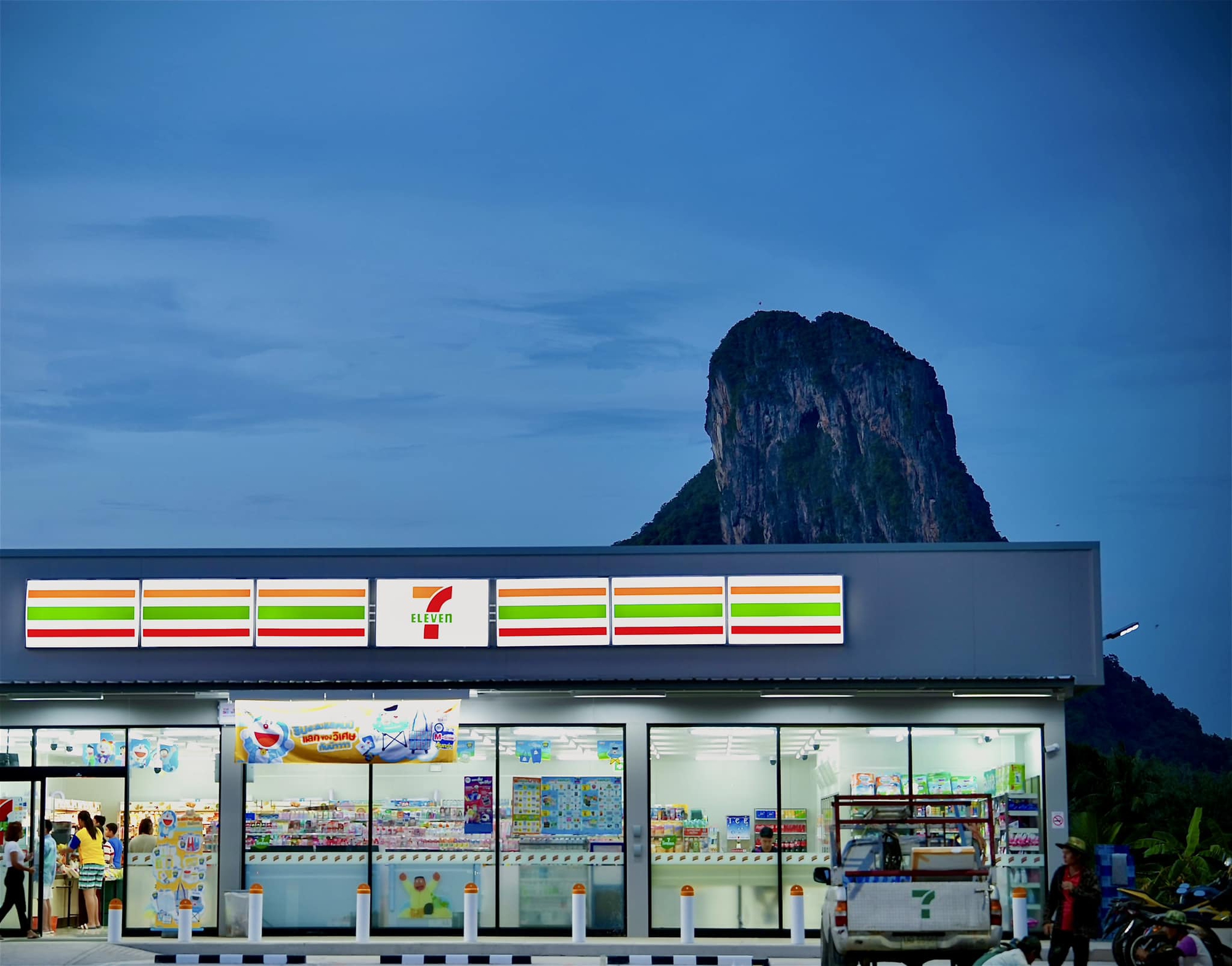 Bức ảnh tưởng bình thường nhưng khiến một cửa hàng 7-Eleven ở Thái Lan bỗng thành "hiện tượng mạng", chuyện gì xảy ra?- Ảnh 1.