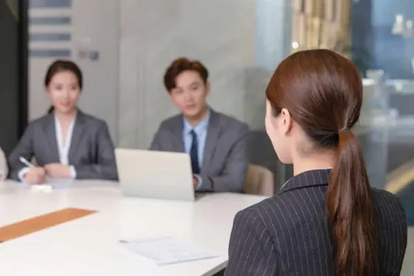 Nhà tuyển dụng nữ hỏi: “Có 8 con chim trên cây, 3 con bị bắn, còn lại mấy con?”, chàng trai trả lời thông minh, được nhận ngay- Ảnh 1.