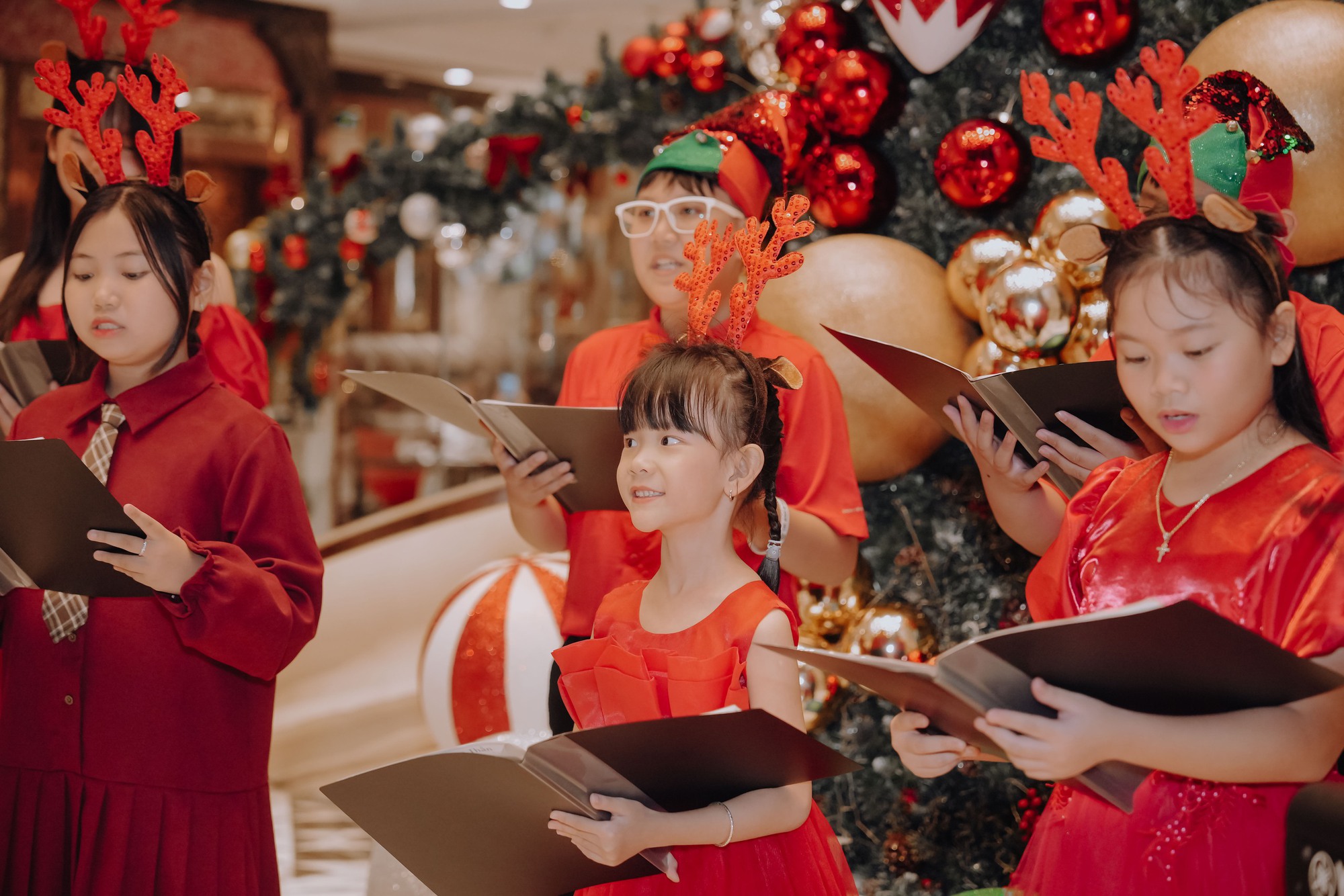 Lạc vào xứ sở ánh sáng tại các khách sạn 5 sao khắp Việt Nam mùa lễ hội: Đậm mùi xa xỉ và ấm áp- Ảnh 1.