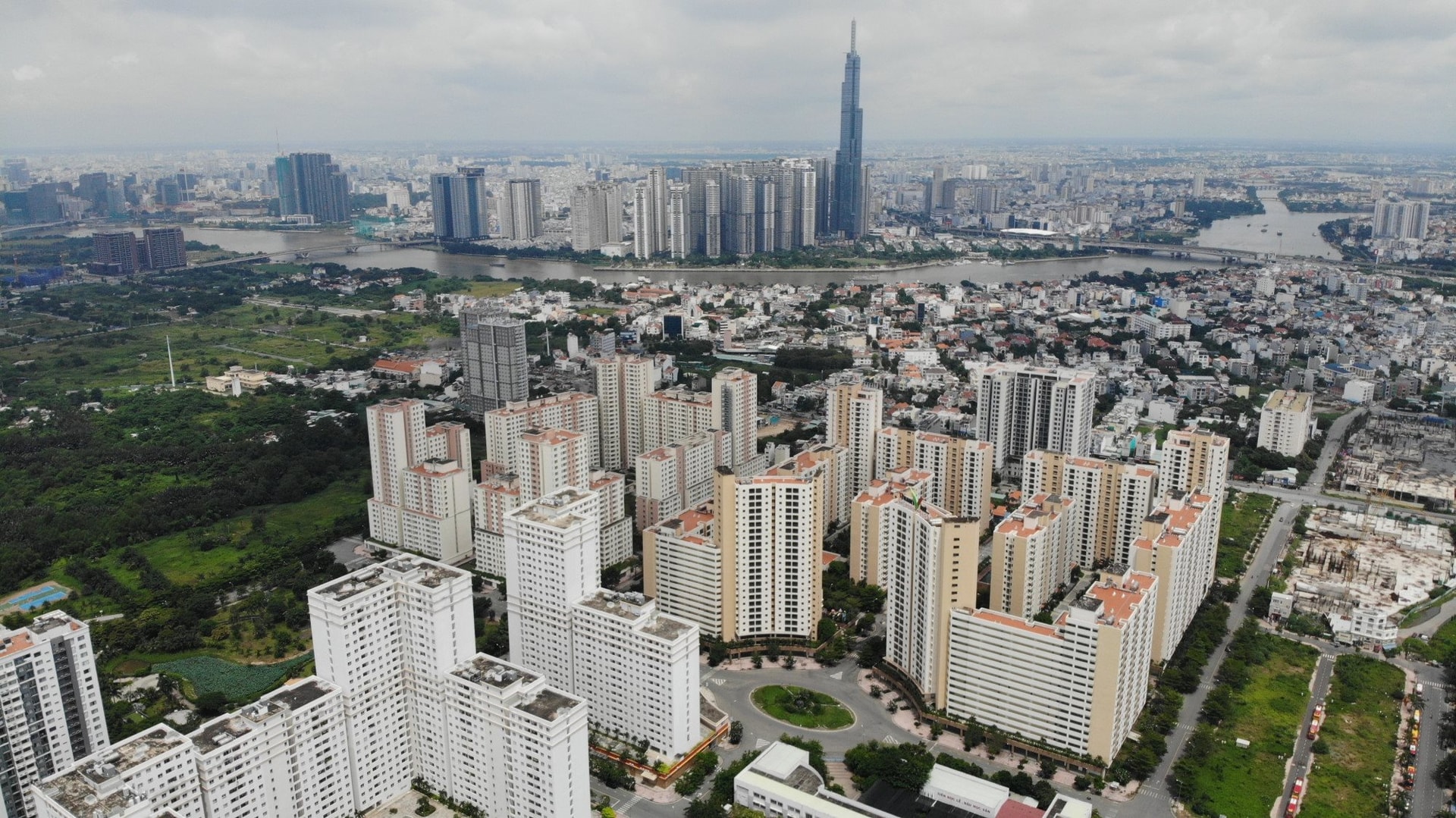 Sốc với giá bất động sản ở TP.HCM: Chung cư cao nhất 493 triệu đồng/m2, biệt thự 700 tỷ đồng/căn- Ảnh 1.