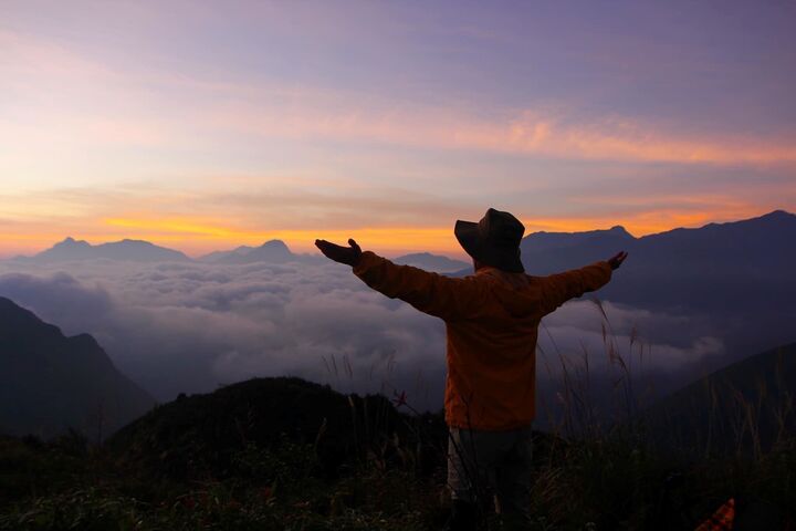 Vi vu 'nóc nhà' Y Tý, ngắm trọn tuyệt tác hoàng hôn trên đỉnh núi cao hơn 2.500m- Ảnh 1.