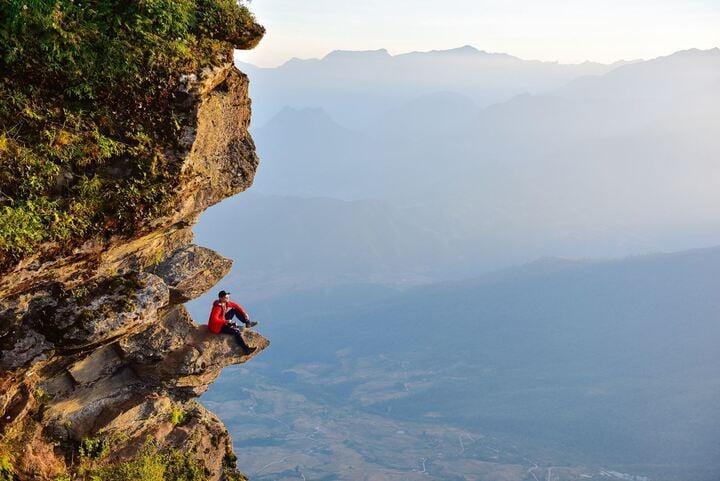 Vi vu 'nóc nhà' Y Tý, ngắm trọn tuyệt tác hoàng hôn trên đỉnh núi cao hơn 2.500m- Ảnh 3.