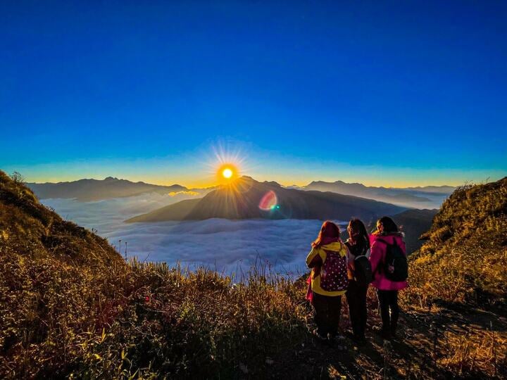 Vi vu 'nóc nhà' Y Tý, ngắm trọn tuyệt tác hoàng hôn trên đỉnh núi cao hơn 2.500m- Ảnh 4.