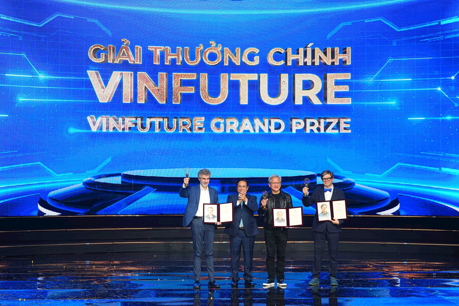 “Sự khác biệt giữa giải thưởng của tỷ phú Phạm Nhật Vượng và Nobel chính là Jensen Huang”- Ảnh 3.