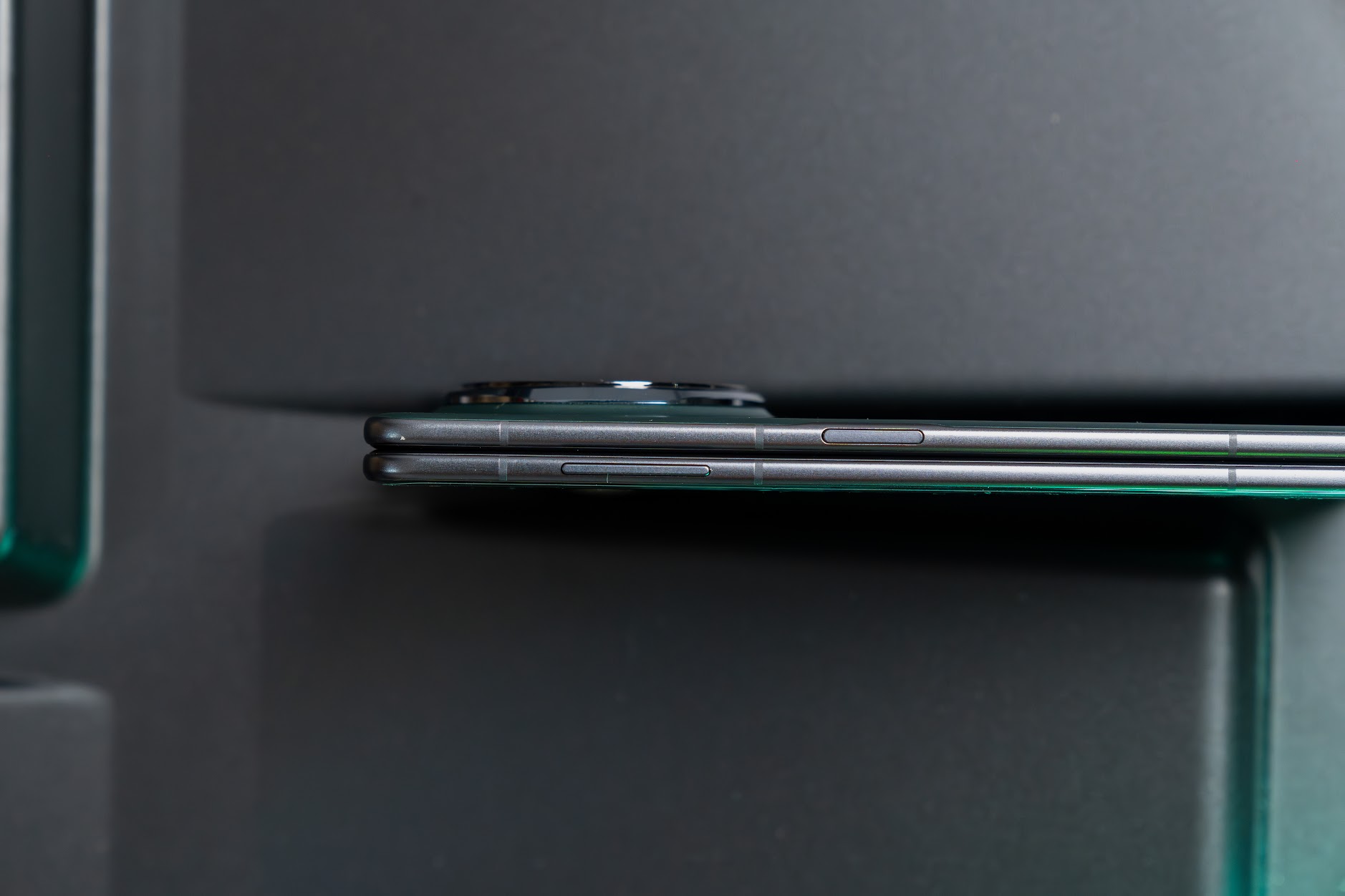 Chính thức lộ diện chiếc smartphone gập mỏng nhất thế giới - HONOR Magic V3: Chỉ 226g, mặt lưng làm từ sợi carbon, nhiều công nghệ đột phá- Ảnh 1.