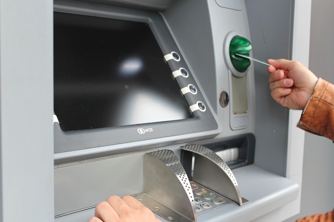 Bị ‘nuốt’ mất thẻ khi đang rút tiền ở cây ATM, người đàn ông làm theo hướng dẫn thì mất sạch 3 tỷ đồng: Ngân hàng từ chối bồi thường- Ảnh 1.