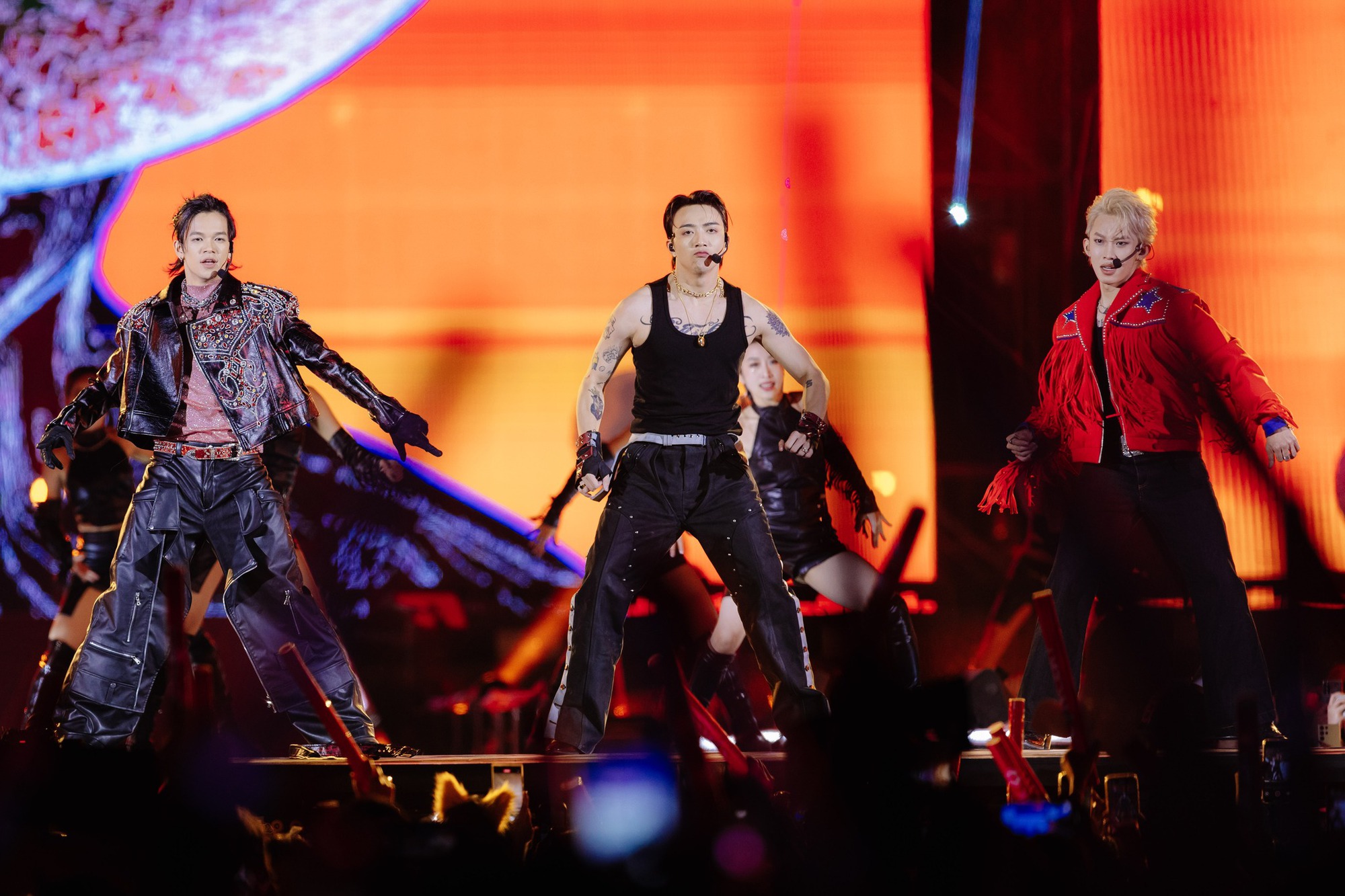 NS Tự Long đổ bệnh sau concert 12 độ C của Anh trai vượt ngàn chông gai- Ảnh 7. NS Tự Long đổ bệnh sau concert 12 độ C của Anh trai vượt ngàn chông gai- Ảnh 7.