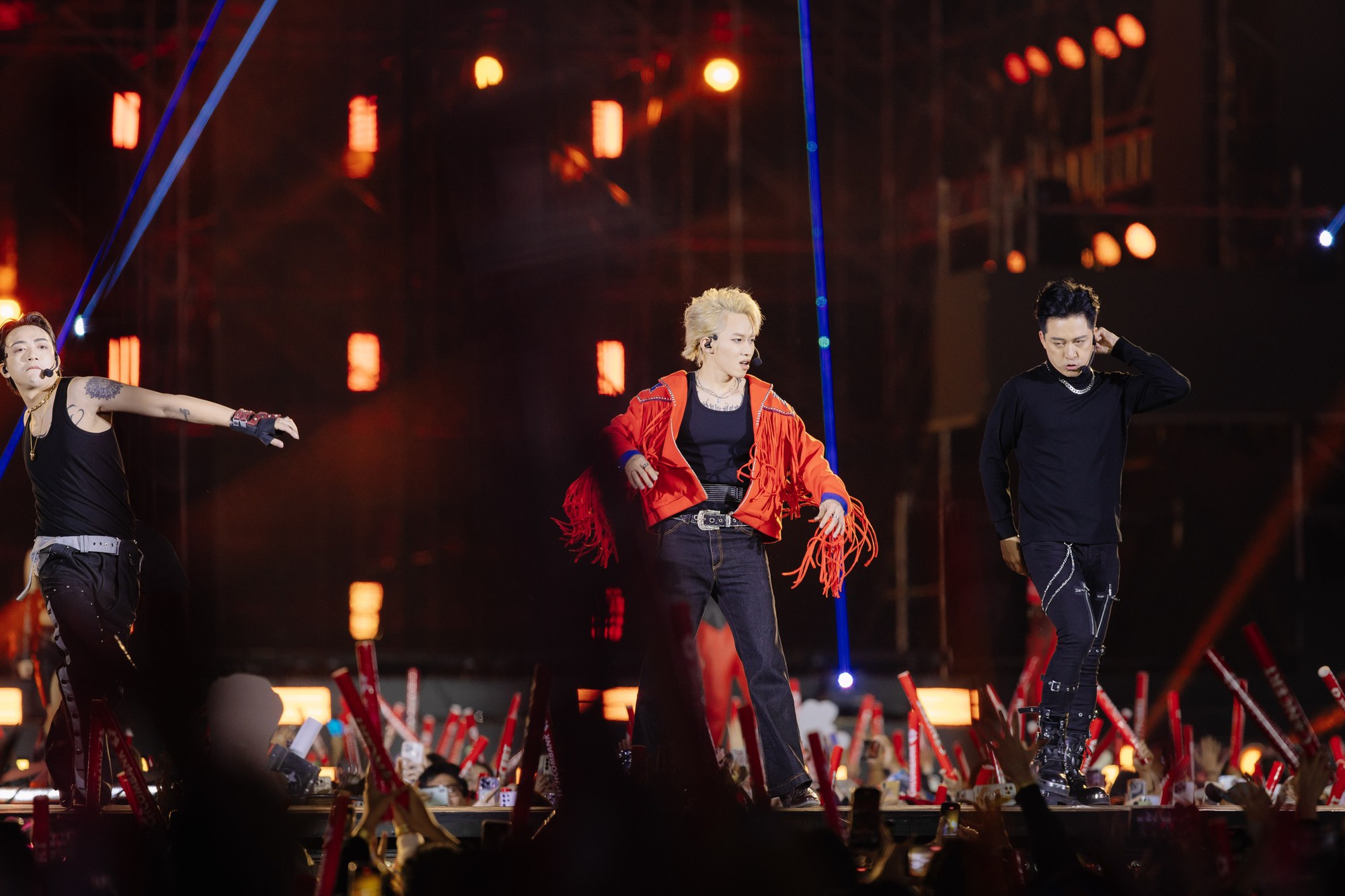 NS Tự Long đổ bệnh sau concert 12 độ C của Anh trai vượt ngàn chông gai- Ảnh 5. NS Tự Long đổ bệnh sau concert 12 độ C của Anh trai vượt ngàn chông gai- Ảnh 5.