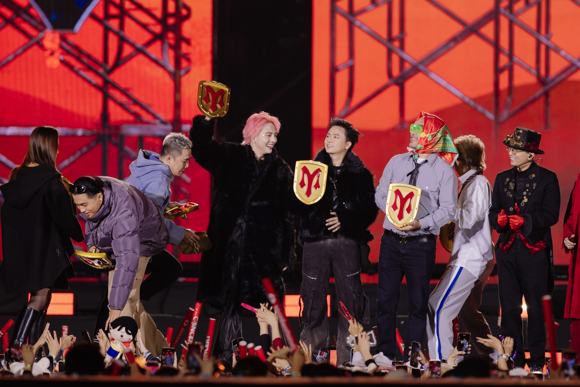 NS Tự Long đổ bệnh sau concert 12 độ C của Anh trai vượt ngàn chông gai- Ảnh 4. NS Tự Long đổ bệnh sau concert 12 độ C của Anh trai vượt ngàn chông gai- Ảnh 4.