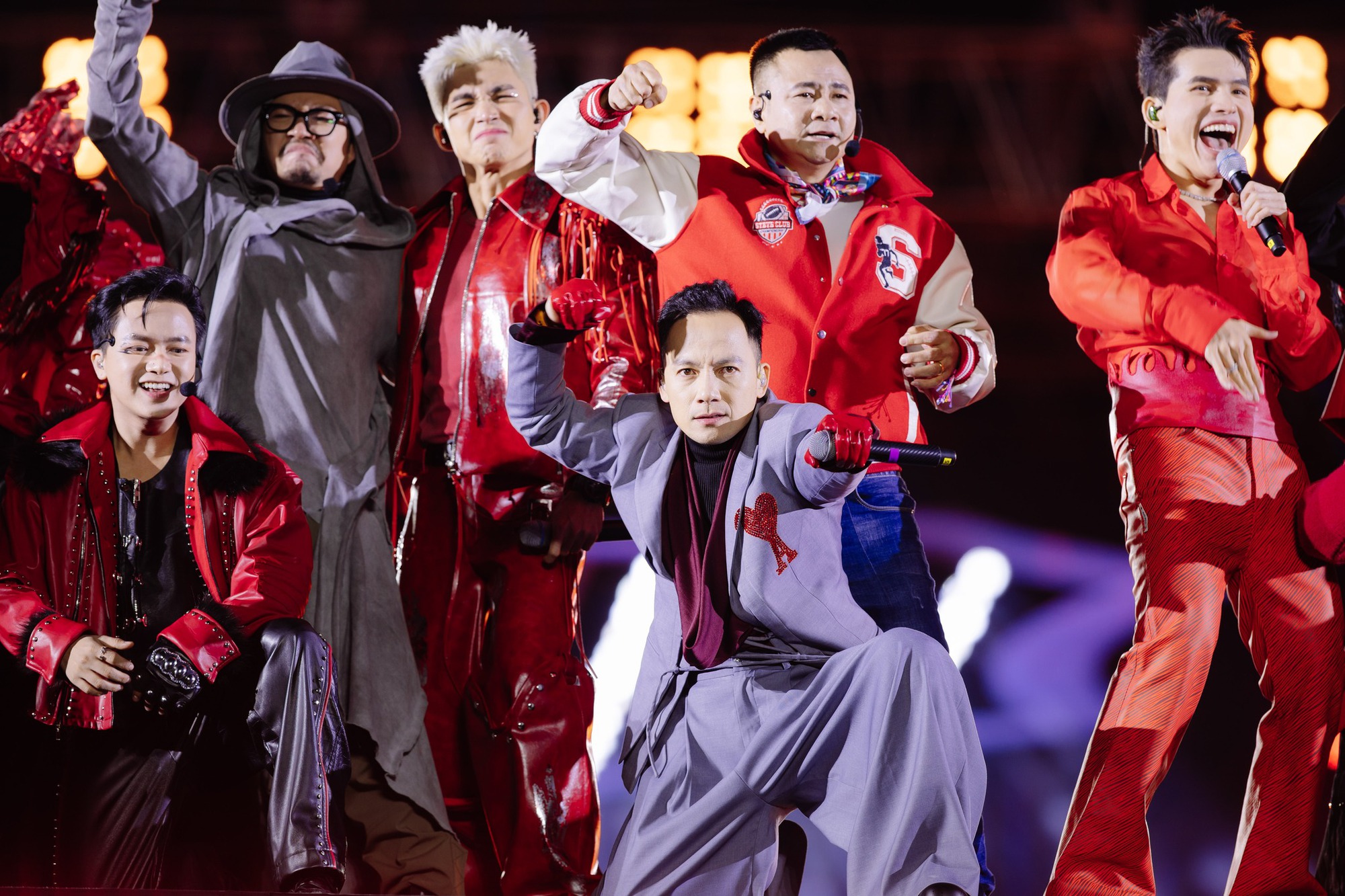 NS Tự Long đổ bệnh sau concert 12 độ C của Anh trai vượt ngàn chông gai- Ảnh 3. NS Tự Long đổ bệnh sau concert 12 độ C của Anh trai vượt ngàn chông gai- Ảnh 3.