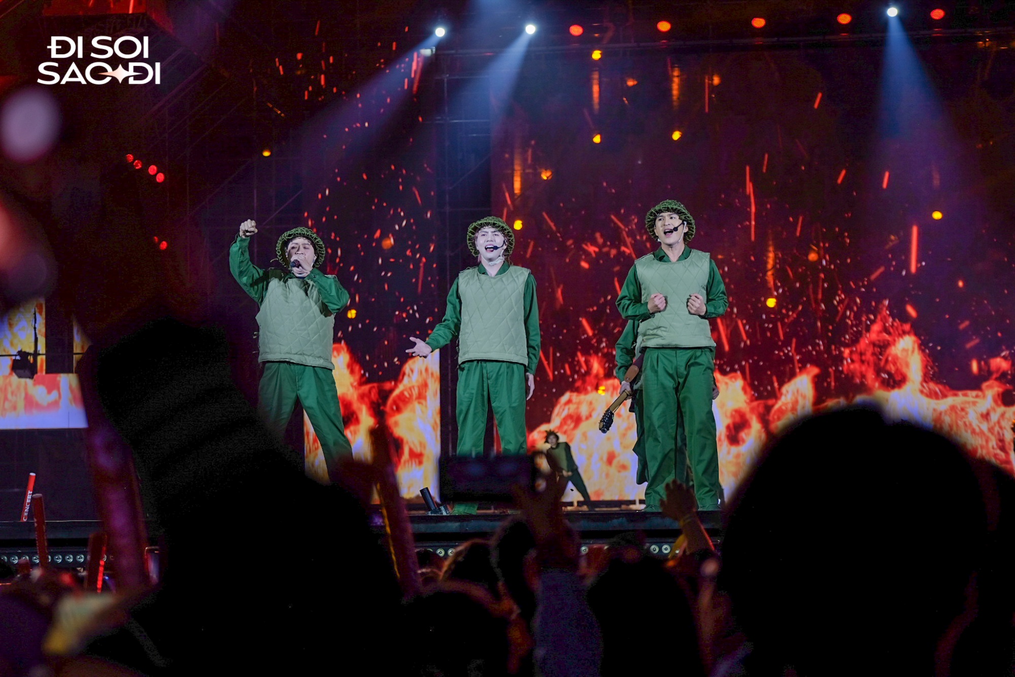 NS Tự Long đổ bệnh sau concert 12 độ C của Anh trai vượt ngàn chông gai- Ảnh 8. NS Tự Long đổ bệnh sau concert 12 độ C của Anh trai vượt ngàn chông gai- Ảnh 8.