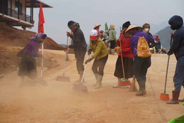 Người dân Làng Nủ chính thức nhận nhà mới, kỳ vọng về ngôi làng hạnh phúc- Ảnh 1.