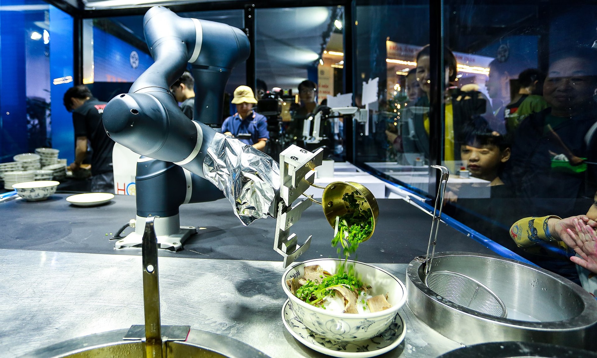Công ty đứng sau robot nấu phở 'thành thục' từ trần phở, thêm thịt, thêm gia vị, hành... đến chan nước dùng- Ảnh 1.