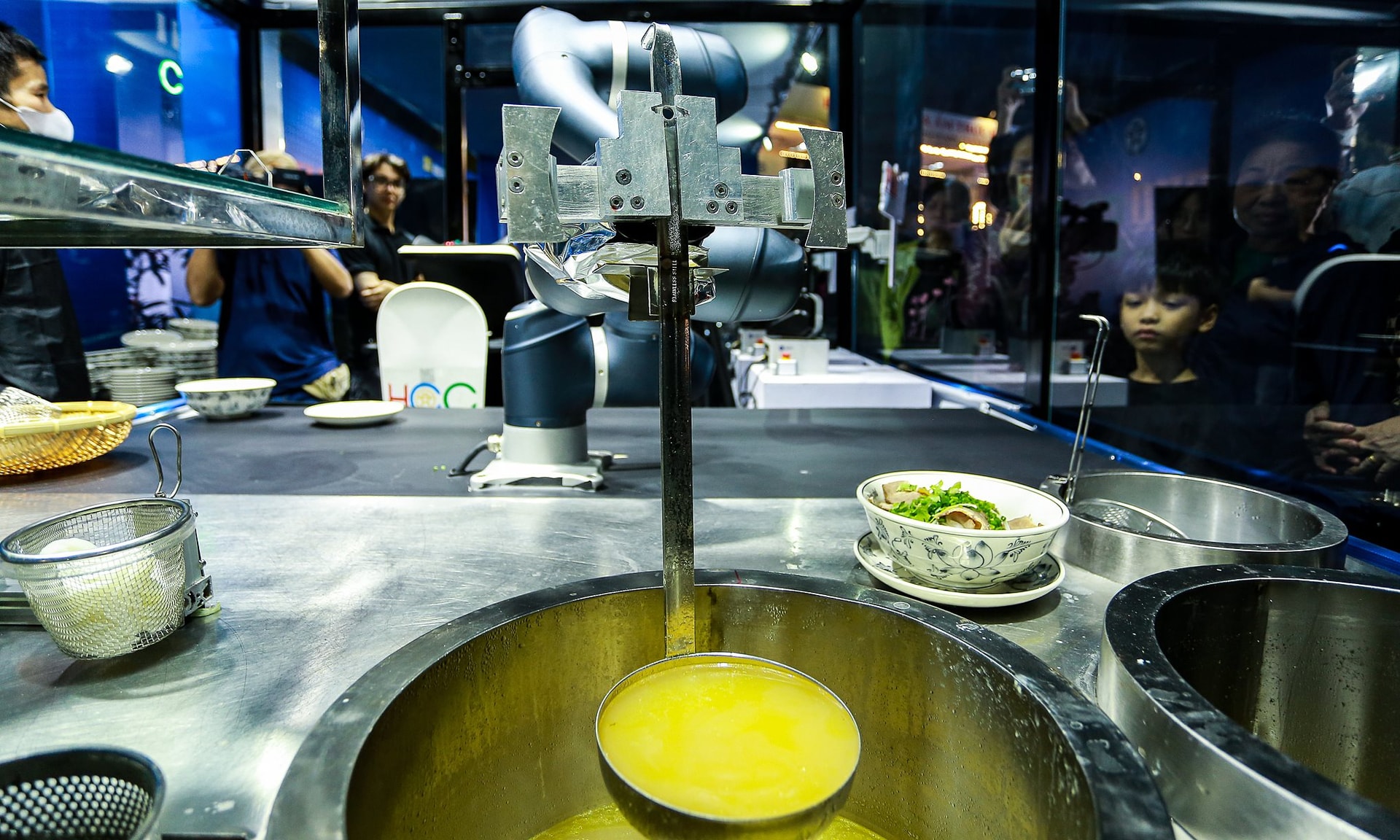 Công ty đứng sau robot nấu phở 'thành thục' từ trần phở, thêm thịt, thêm gia vị, hành... đến chan nước dùng- Ảnh 4.