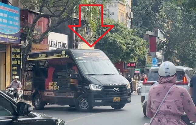 'Vấn nạn' xe khách trá hình Hà Nội: Phố dài 900 mét có 11 văn phòng nhà xe bị đề nghị rút giấy phép- Ảnh 1.