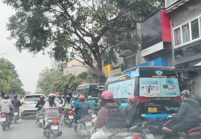 'Vấn nạn' xe khách trá hình Hà Nội: Phố dài 900 mét có 11 văn phòng nhà xe bị đề nghị rút giấy phép- Ảnh 2.