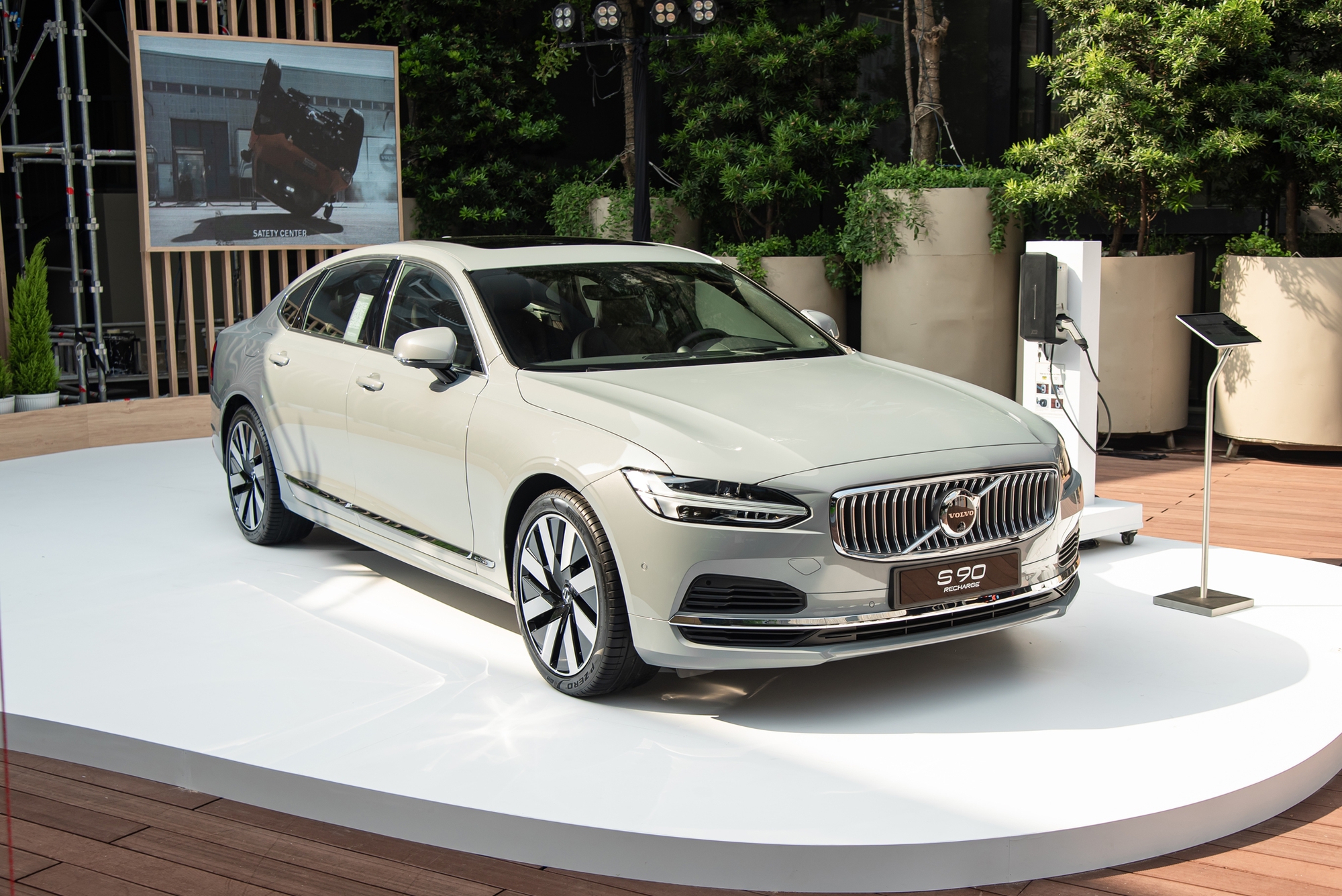 Các hãng xe đua ra mắt khách Việt theo cách mới: Omoda cho C5 'catwalk', Mercedes-Benz mang trải nghiệm VIP, Volvo liên tục làm triển lãm riêng- Ảnh 14.