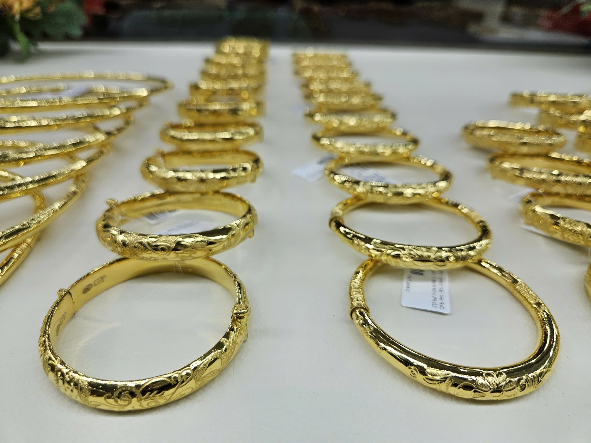 Tối 2-12, giá vàng nhẫn 99,99 chưa dừng đà giảm- Ảnh 1. Tối 2-12, giá vàng nhẫn 99,99 chưa dừng đà giảm- Ảnh 1.