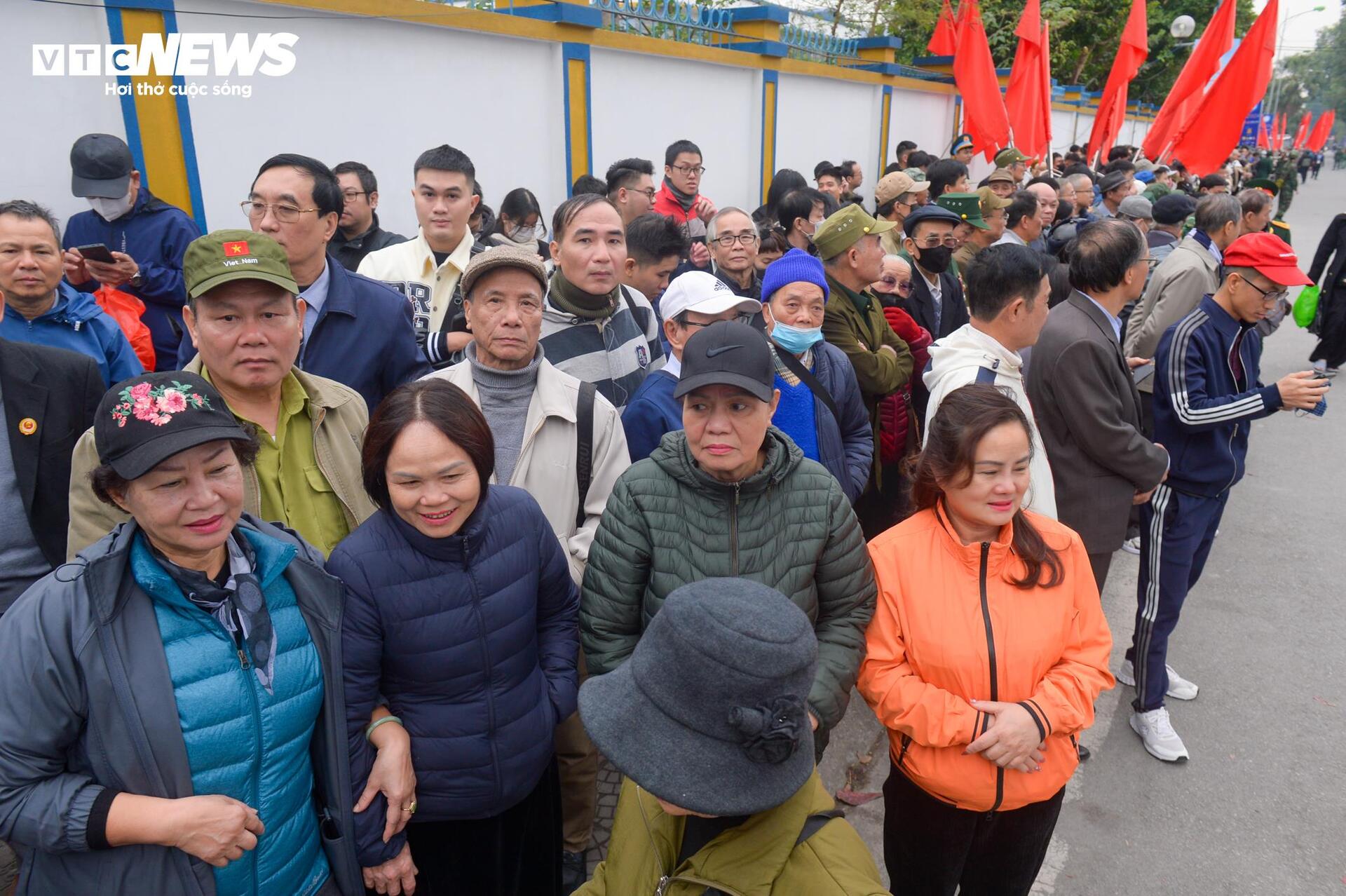 Vượt 300km, xếp hàng từ 5h đợi chiêm ngưỡng dàn vũ khí tại triển lãm quốc phòng- Ảnh 3.