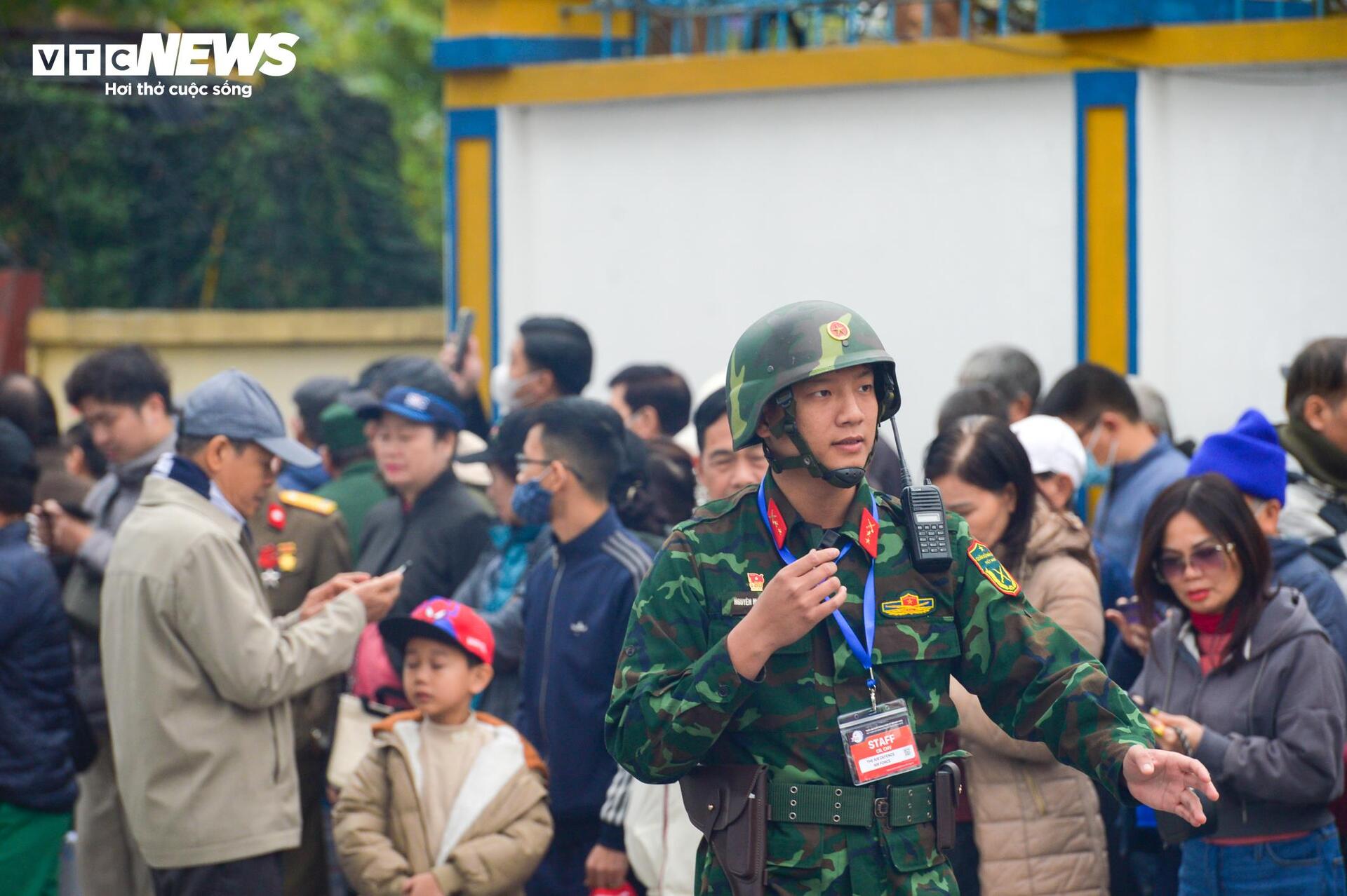 Vượt 300km, xếp hàng từ 5h đợi chiêm ngưỡng dàn vũ khí tại triển lãm quốc phòng- Ảnh 8.