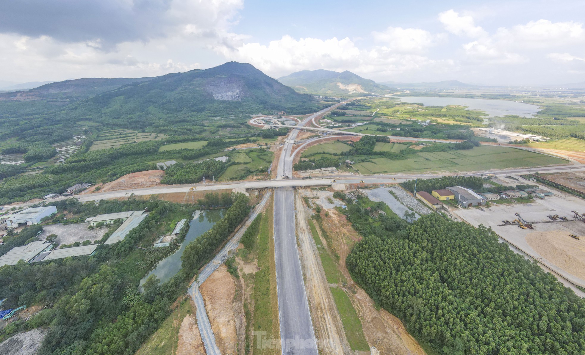 Hình hài tuyến cao tốc hơn 100km qua Hà Tĩnh sắp hoàn thành- Ảnh 1.