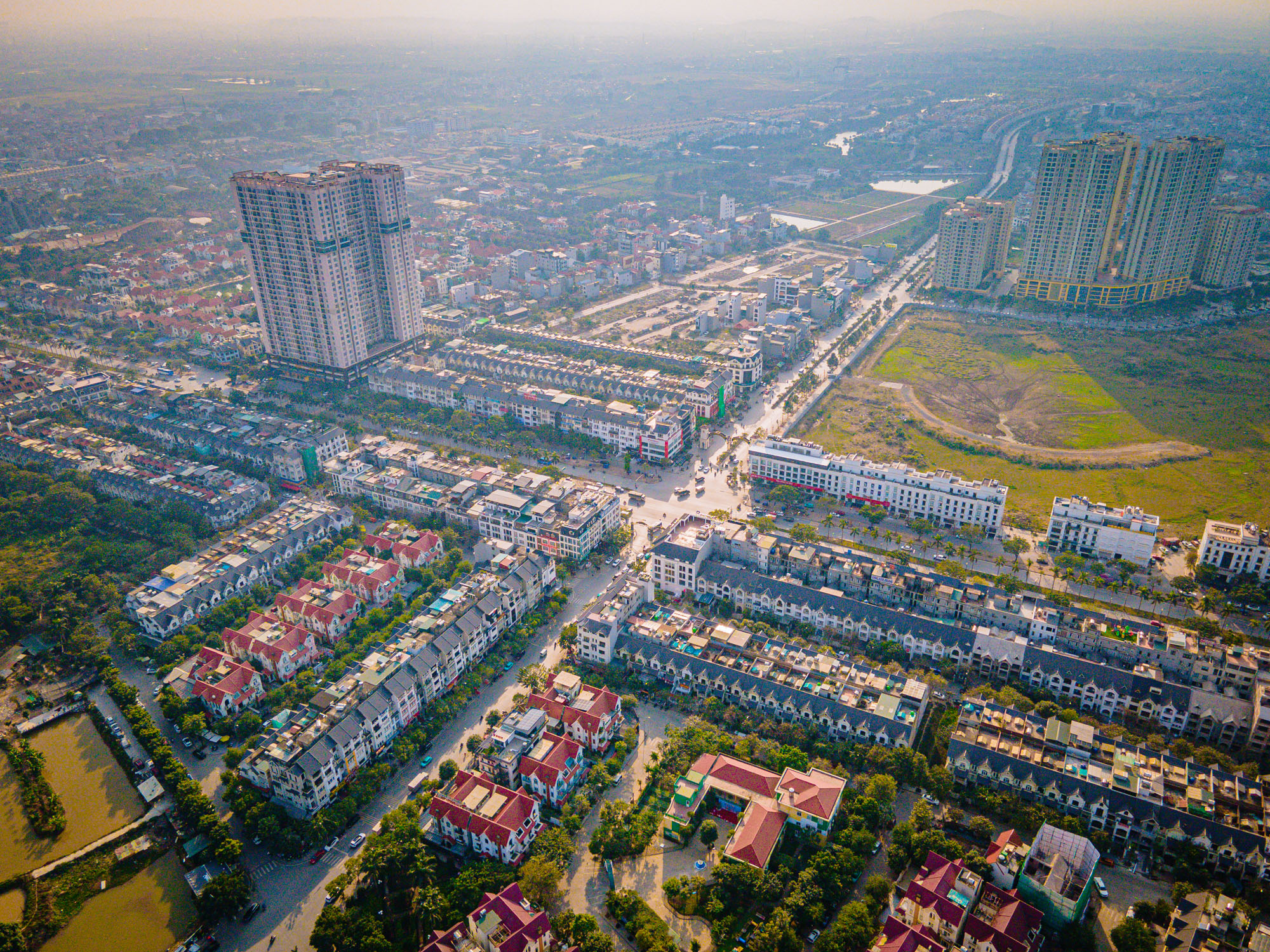 "Làng" biệt thự triệu đô hễ mưa là ngập bất ngờ đổi thay nhờ đoạn đường 200m nối với đại đô thị của Vinhomes- Ảnh 3.