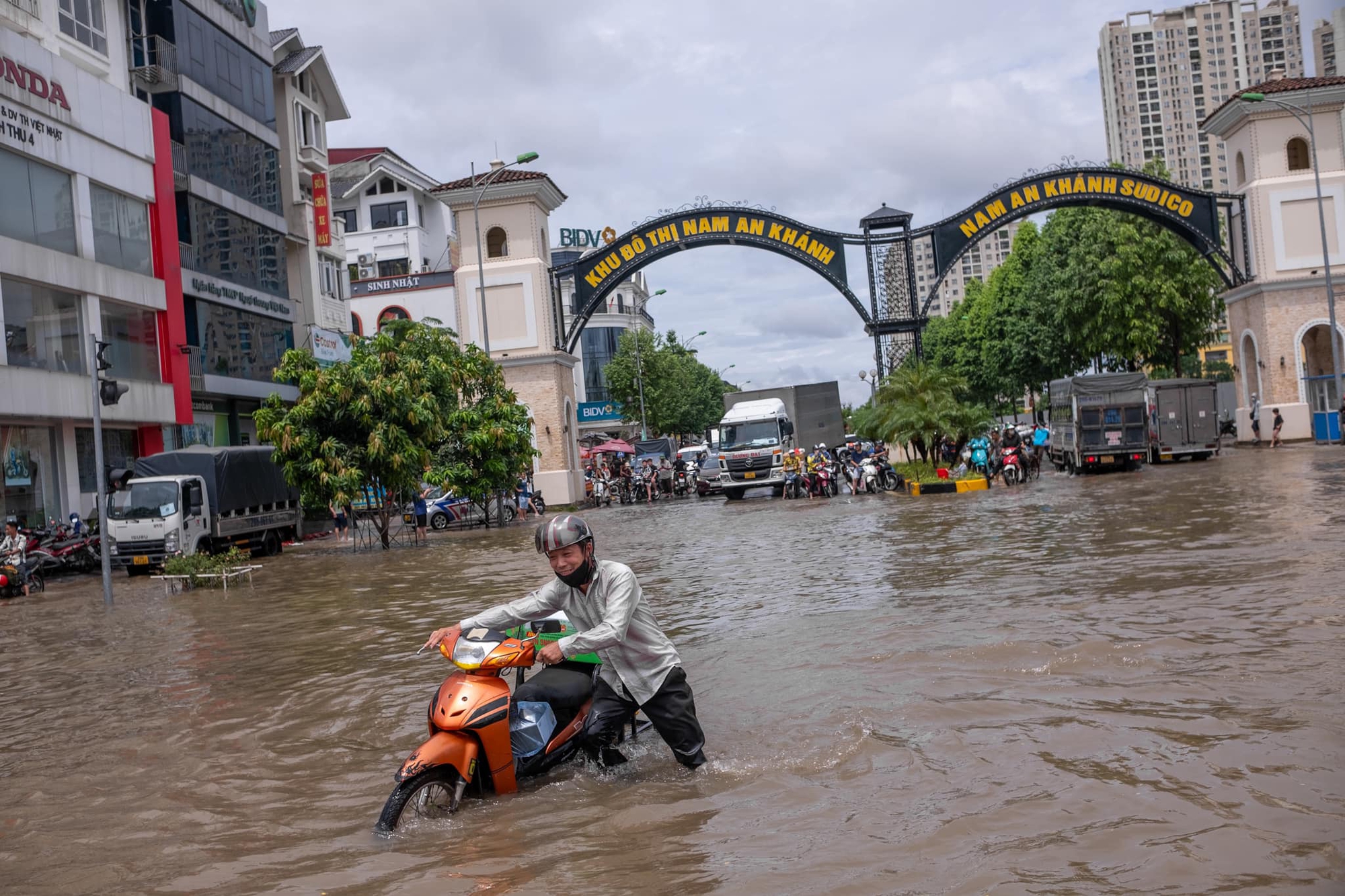 "Làng" biệt thự triệu đô hễ mưa là ngập bất ngờ đổi thay nhờ đoạn đường 200m nối với đại đô thị của Vinhomes- Ảnh 6.
