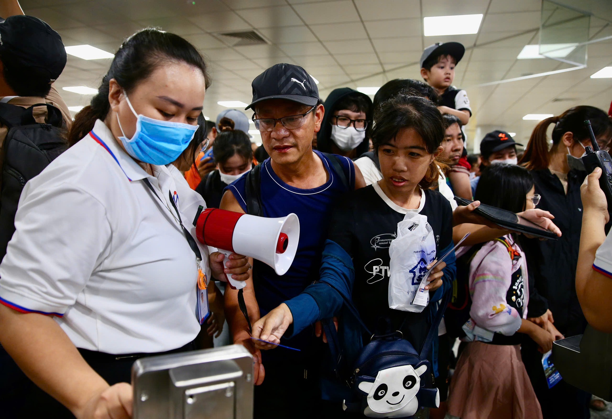 Biển người háo hức trải nghiệm tuyến metro số 1 trong ngày đầu mở cửa- Ảnh 3. Biển người háo hức trải nghiệm tuyến metro số 1 trong ngày đầu mở cửa- Ảnh 3.