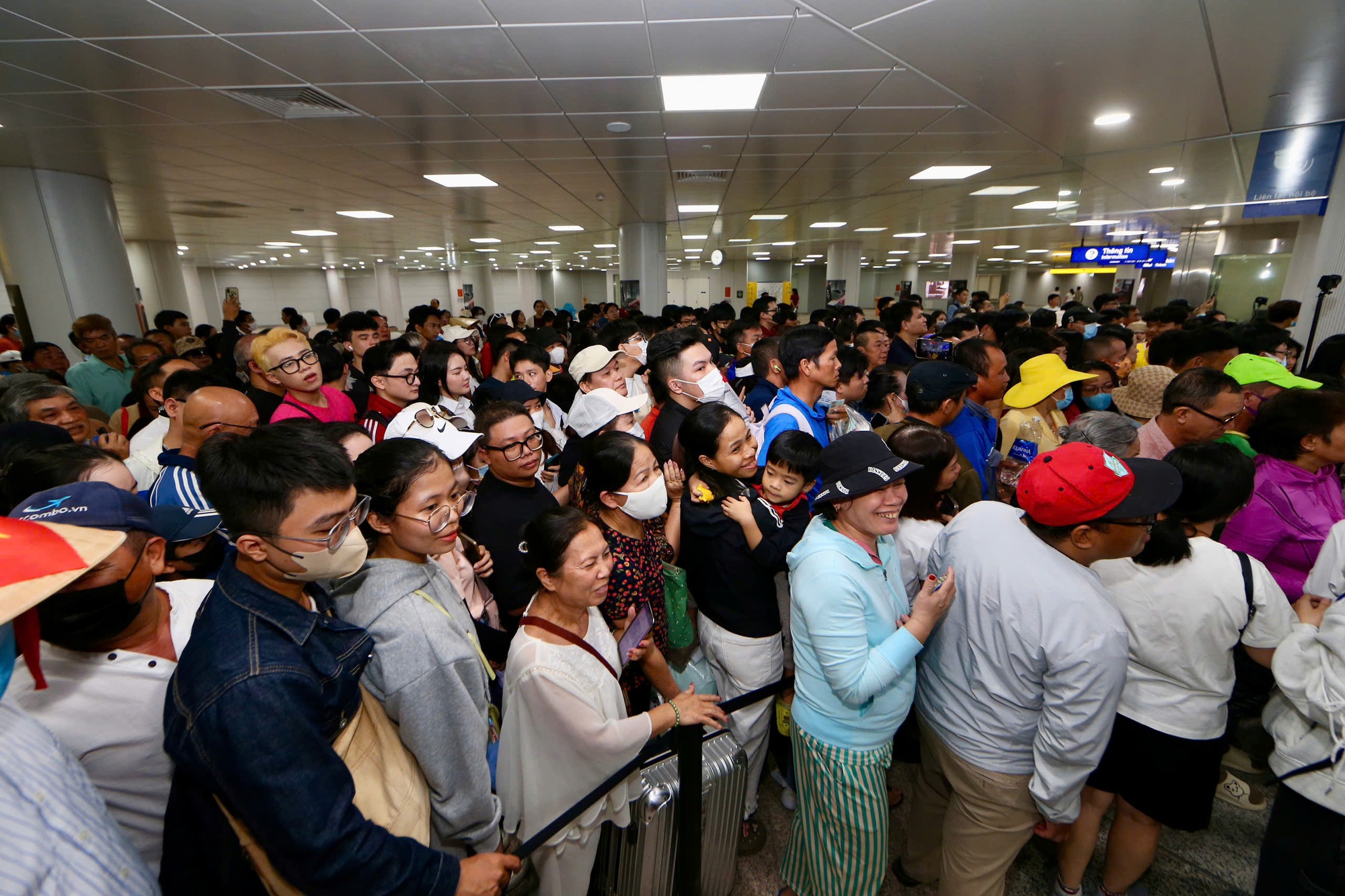 Biển người háo hức trải nghiệm tuyến metro số 1 trong ngày đầu mở cửa- Ảnh 5. Biển người háo hức trải nghiệm tuyến metro số 1 trong ngày đầu mở cửa- Ảnh 5.