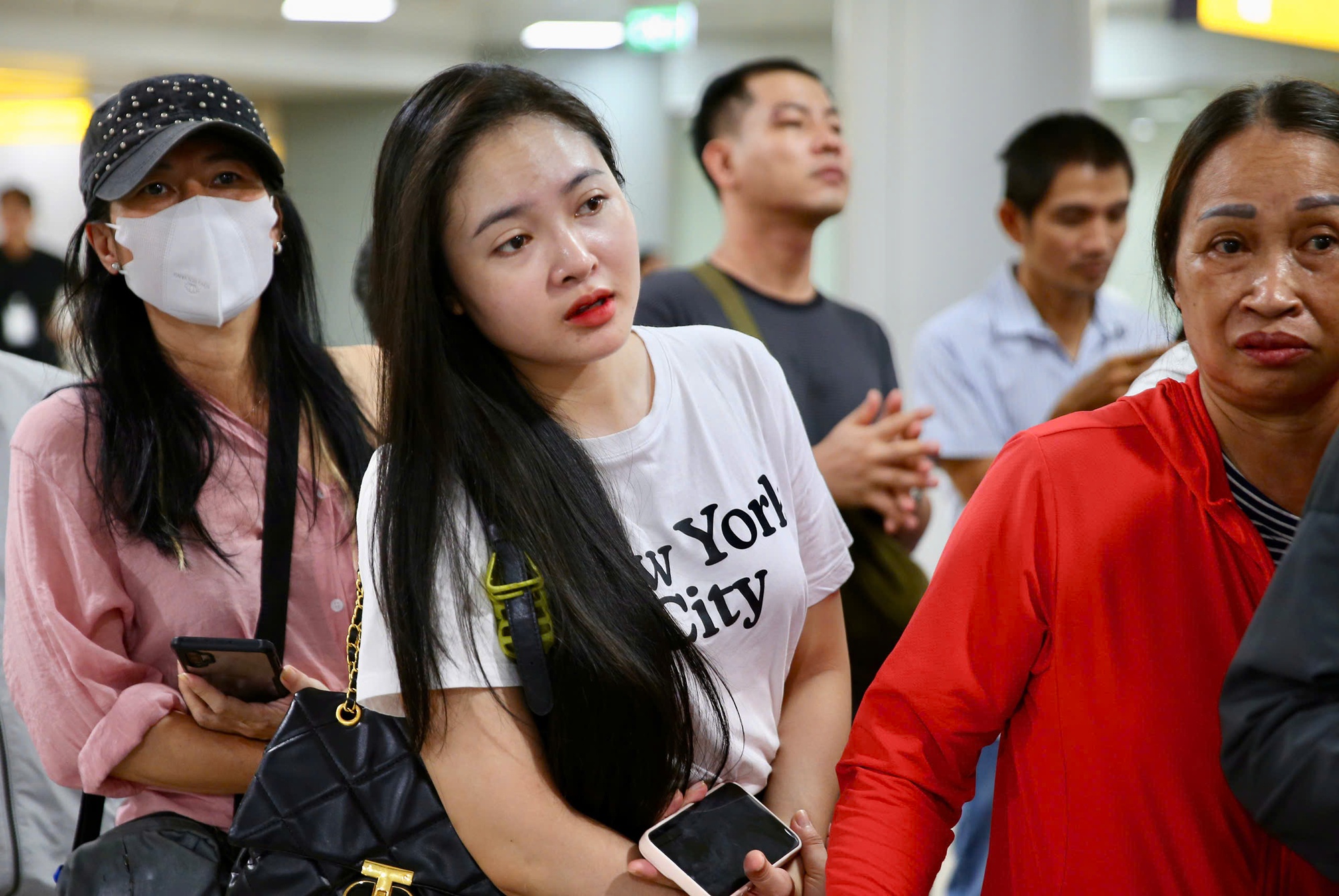 Biển người háo hức trải nghiệm tuyến metro số 1 trong ngày đầu mở cửa- Ảnh 4. Biển người háo hức trải nghiệm tuyến metro số 1 trong ngày đầu mở cửa- Ảnh 4.