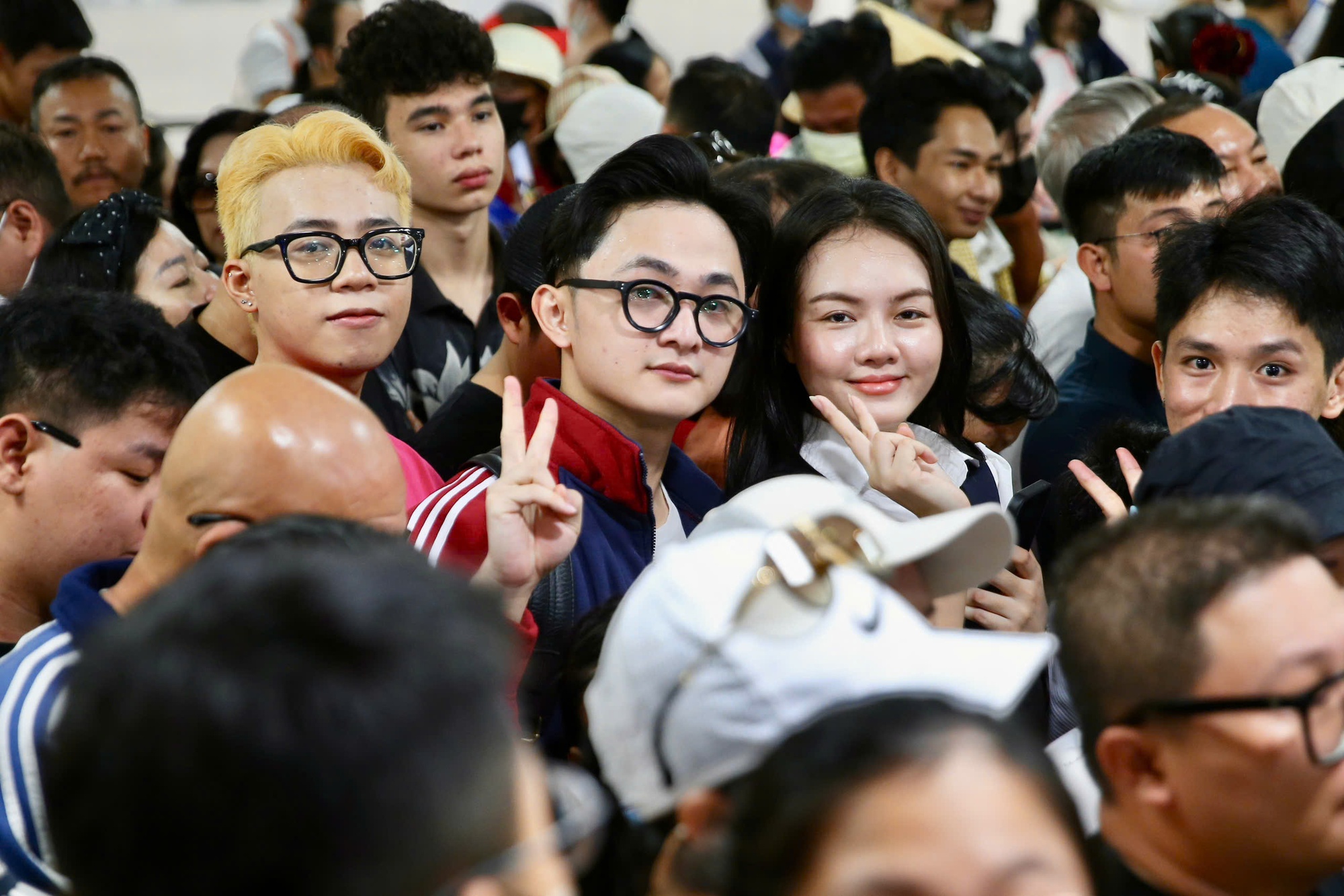 Biển người háo hức trải nghiệm tuyến metro số 1 trong ngày đầu mở cửa- Ảnh 11. Biển người háo hức trải nghiệm tuyến metro số 1 trong ngày đầu mở cửa- Ảnh 11.