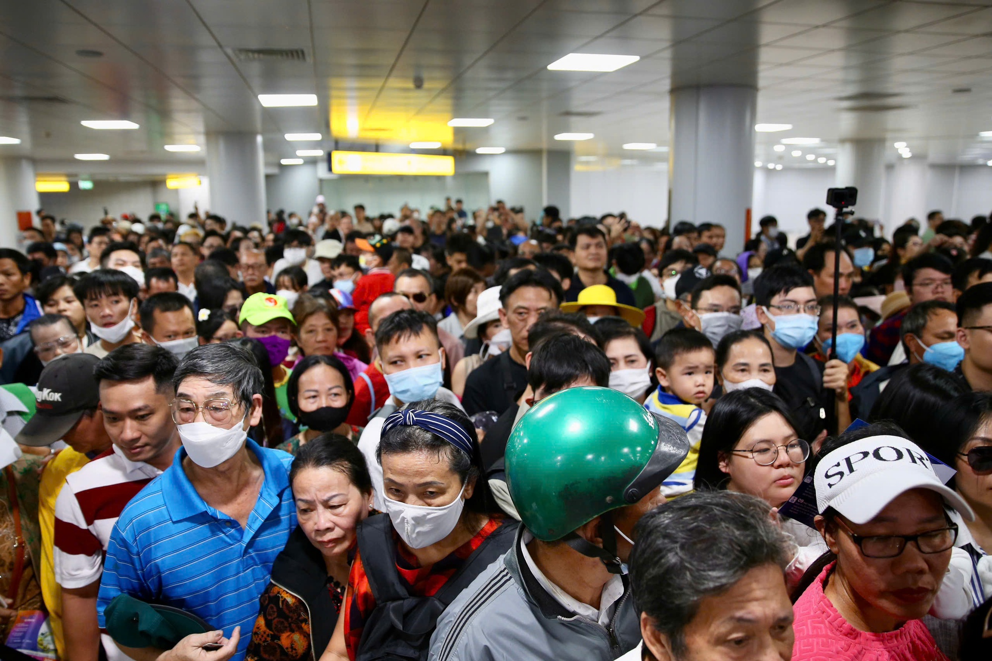 Biển người háo hức trải nghiệm tuyến metro số 1 trong ngày đầu mở cửa- Ảnh 1. Biển người háo hức trải nghiệm tuyến metro số 1 trong ngày đầu mở cửa- Ảnh 1.