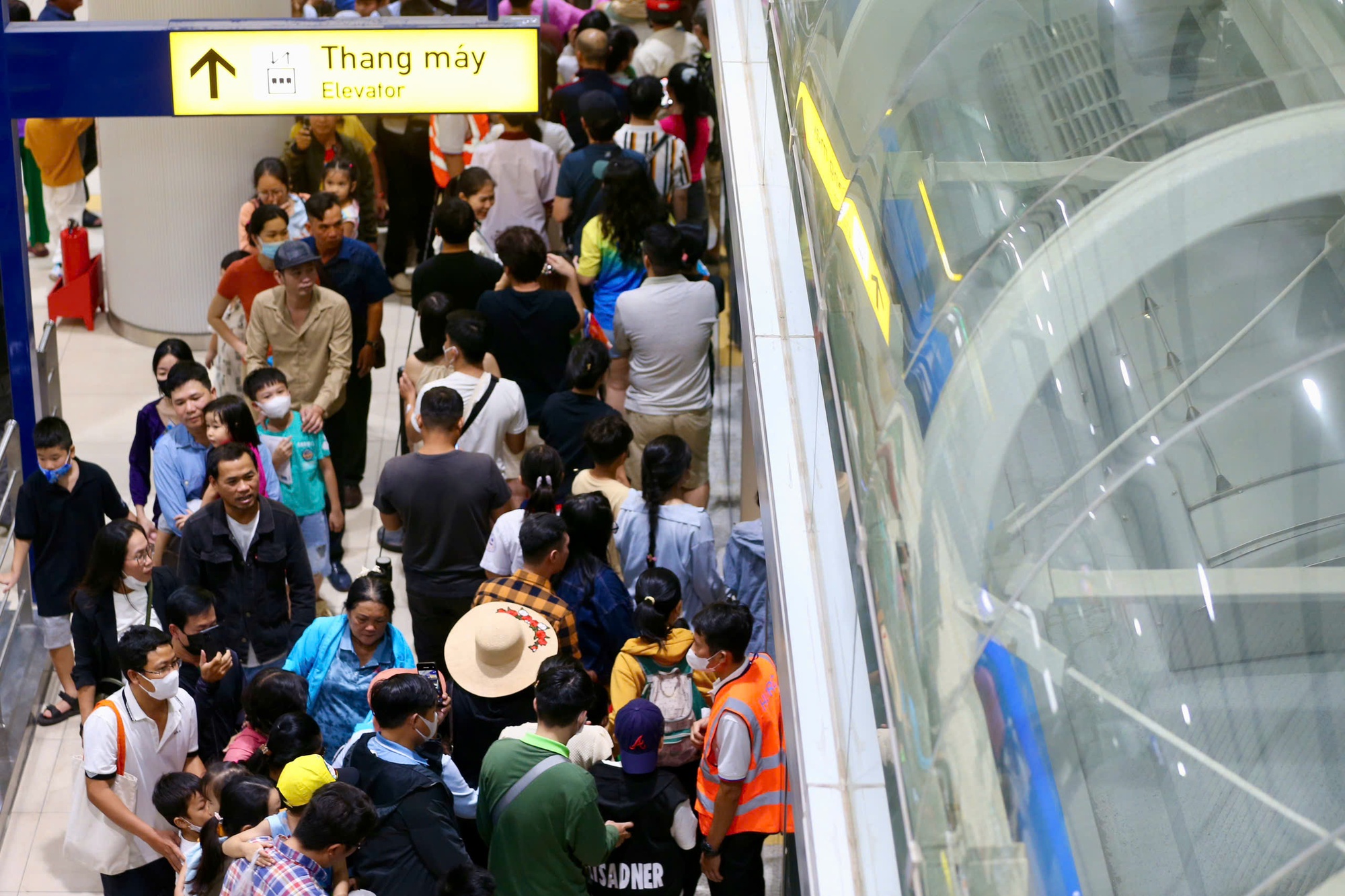 Biển người háo hức trải nghiệm tuyến metro số 1 trong ngày đầu mở cửa- Ảnh 2. Biển người háo hức trải nghiệm tuyến metro số 1 trong ngày đầu mở cửa- Ảnh 2.