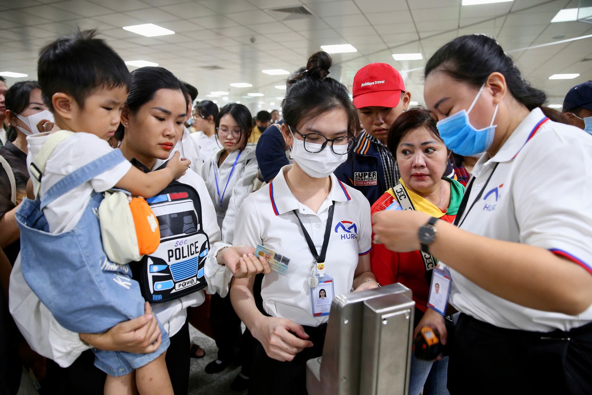 Biển người háo hức trải nghiệm tuyến metro số 1 trong ngày đầu mở cửa- Ảnh 7. Biển người háo hức trải nghiệm tuyến metro số 1 trong ngày đầu mở cửa- Ảnh 7.